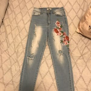 Skinny jeans with embroilded flowers